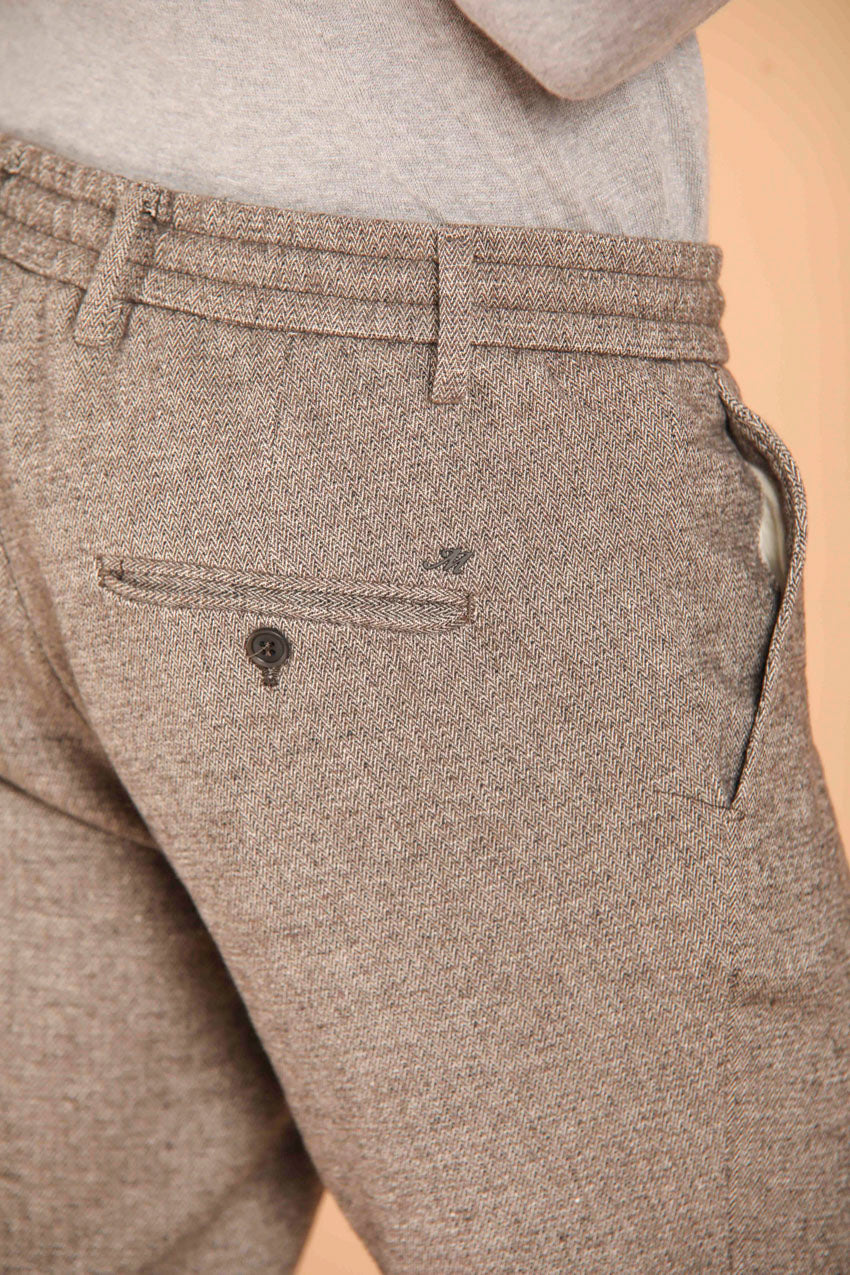 immagine 4 di pantalone chino uomo modello Milano Jogger di colore ghiaccio, fit extra slim di mason's