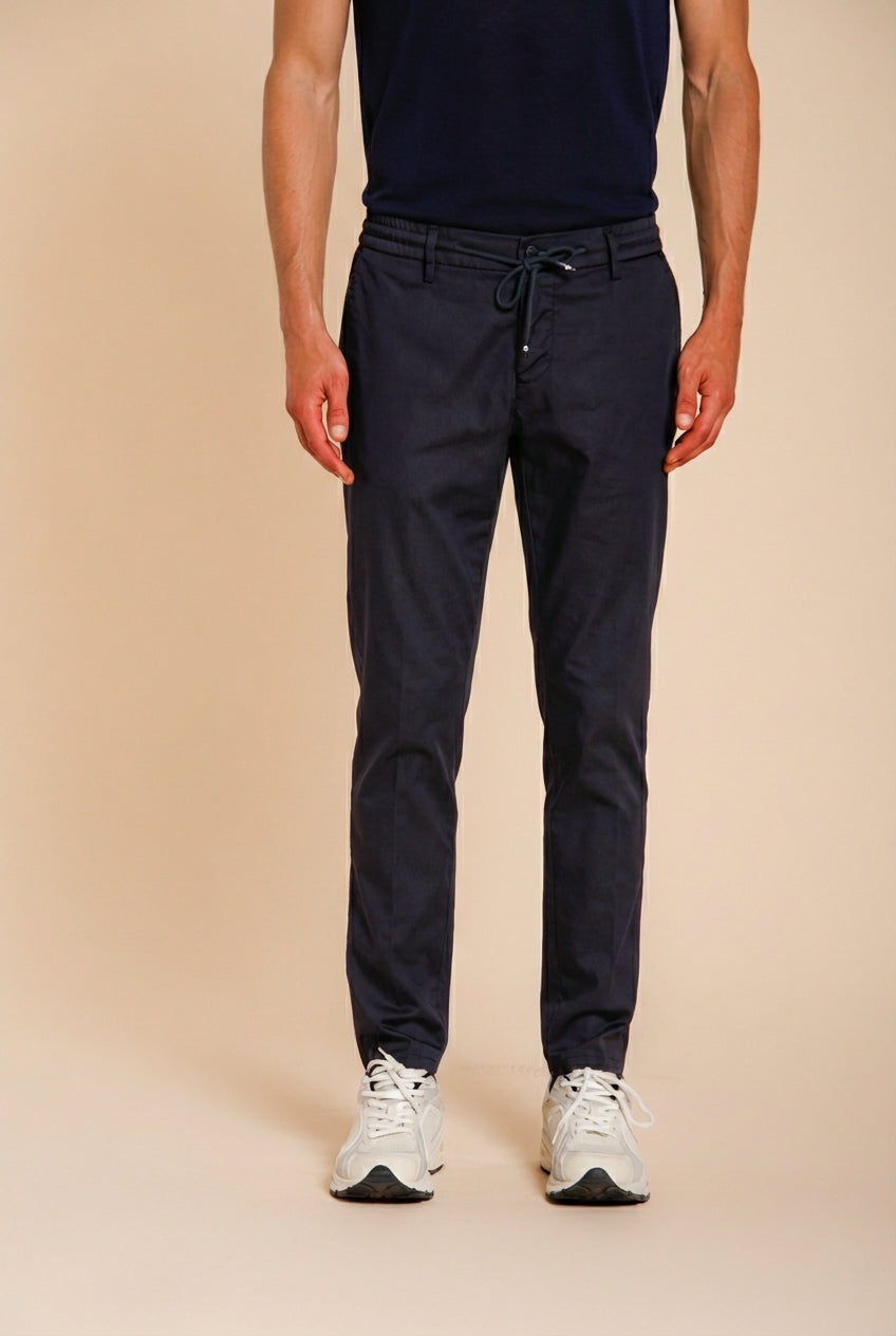 Milano Jogger Travel Hose Chino Herren aus technischem Travel-Stretch-Satin extra slim fit