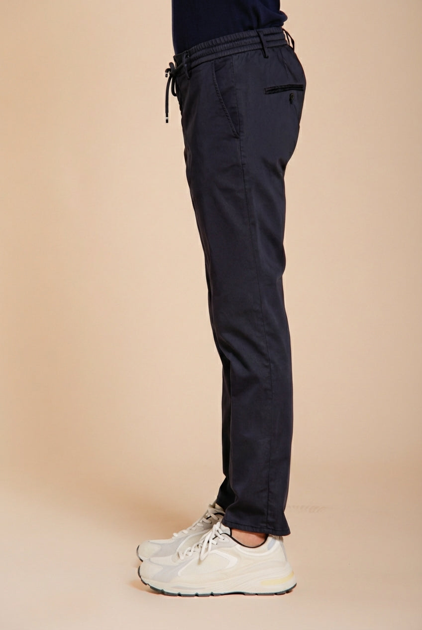 Milano Jogger Travel Hose Chino Herren aus technischem Travel-Stretch-Satin extra slim fit