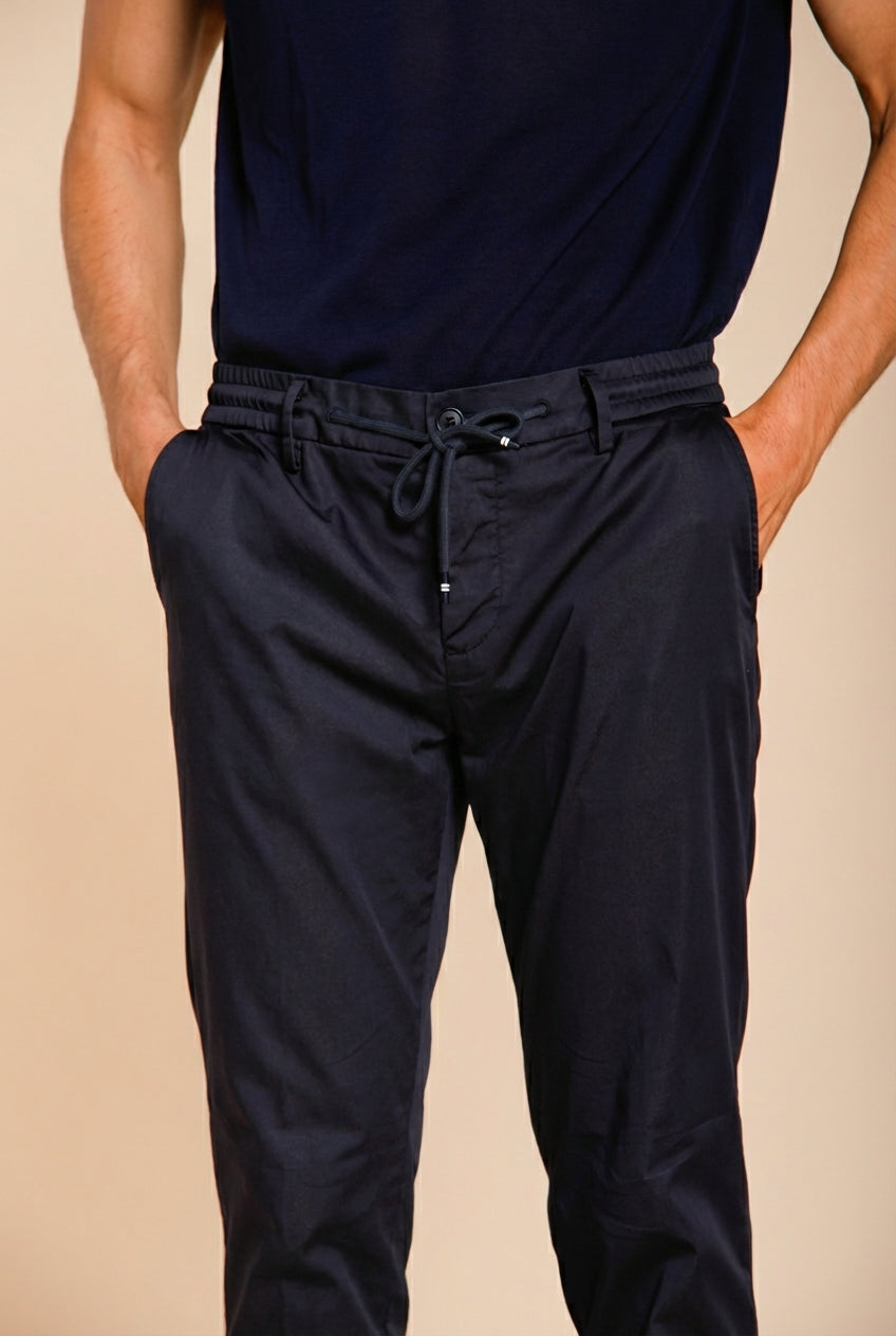 Milano Jogger Travel Hose Chino Herren aus technischem Travel-Stretch-Satin extra slim fit
