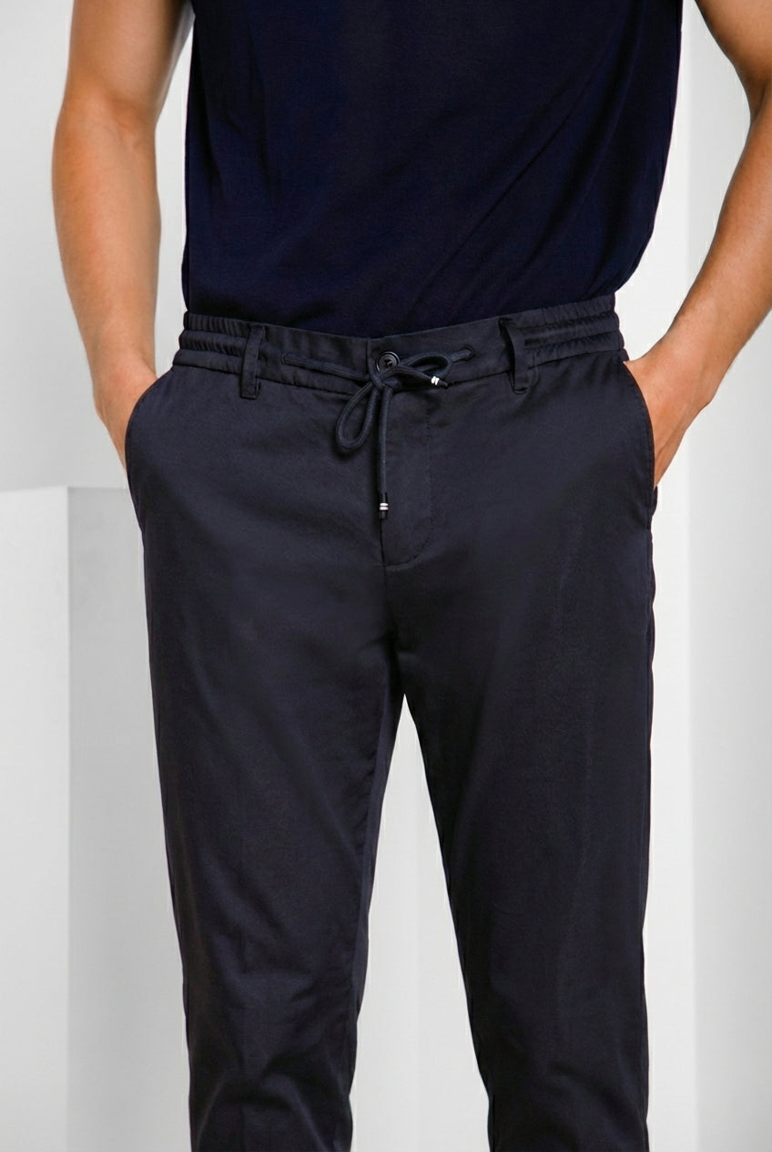 Milano Jogger Travel Hose Chino Herren aus technischem Travel-Stretch-Satin extra slim fit