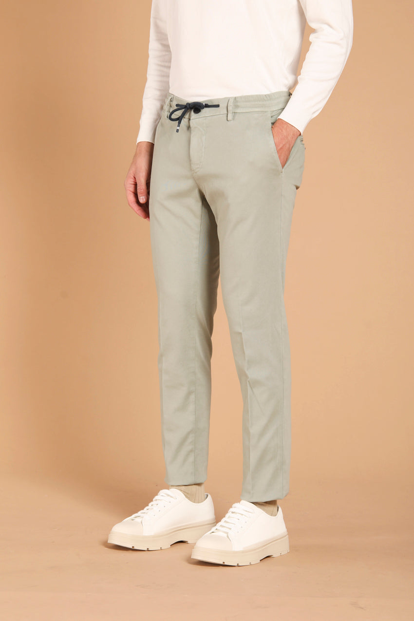 immagine 4 di pantalone chino uomo modello Milano Jogger in gabardina di colore verde, fit extra slim di Mason's