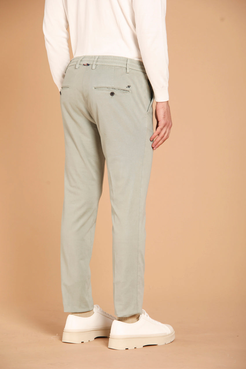 immagine 5 di pantalone chino uomo modello Milano Jogger in gabardina di colore verde, fit extra slim di Mason's