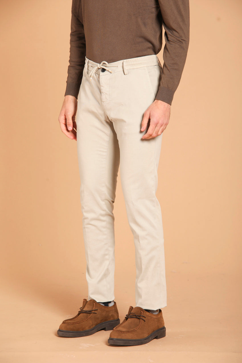 immagine 4 di pantalone chino uomo modello Milano Jogger in gabardina di colore grigio, fit extra slim di Mason's