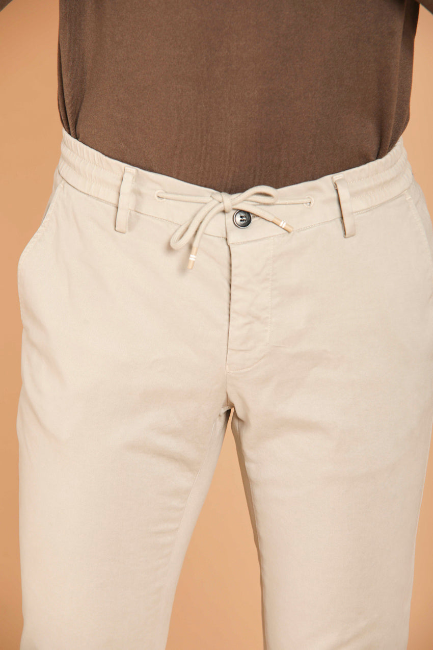 immagine 3 di pantalone chino uomo modello Milano Jogger in gabardina di colore grigio, fit extra slim di Mason's