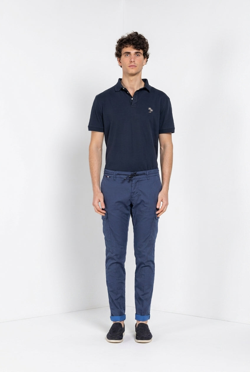 Pantalone cargo uomo Chile Jogger Mason's blu navy in raso slim fit, vista posteriore su modello SS26