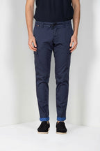 Pantalone cargo uomo Chile Jogger Mason's blu navy in raso slim fit, vista frontale su modello SS26