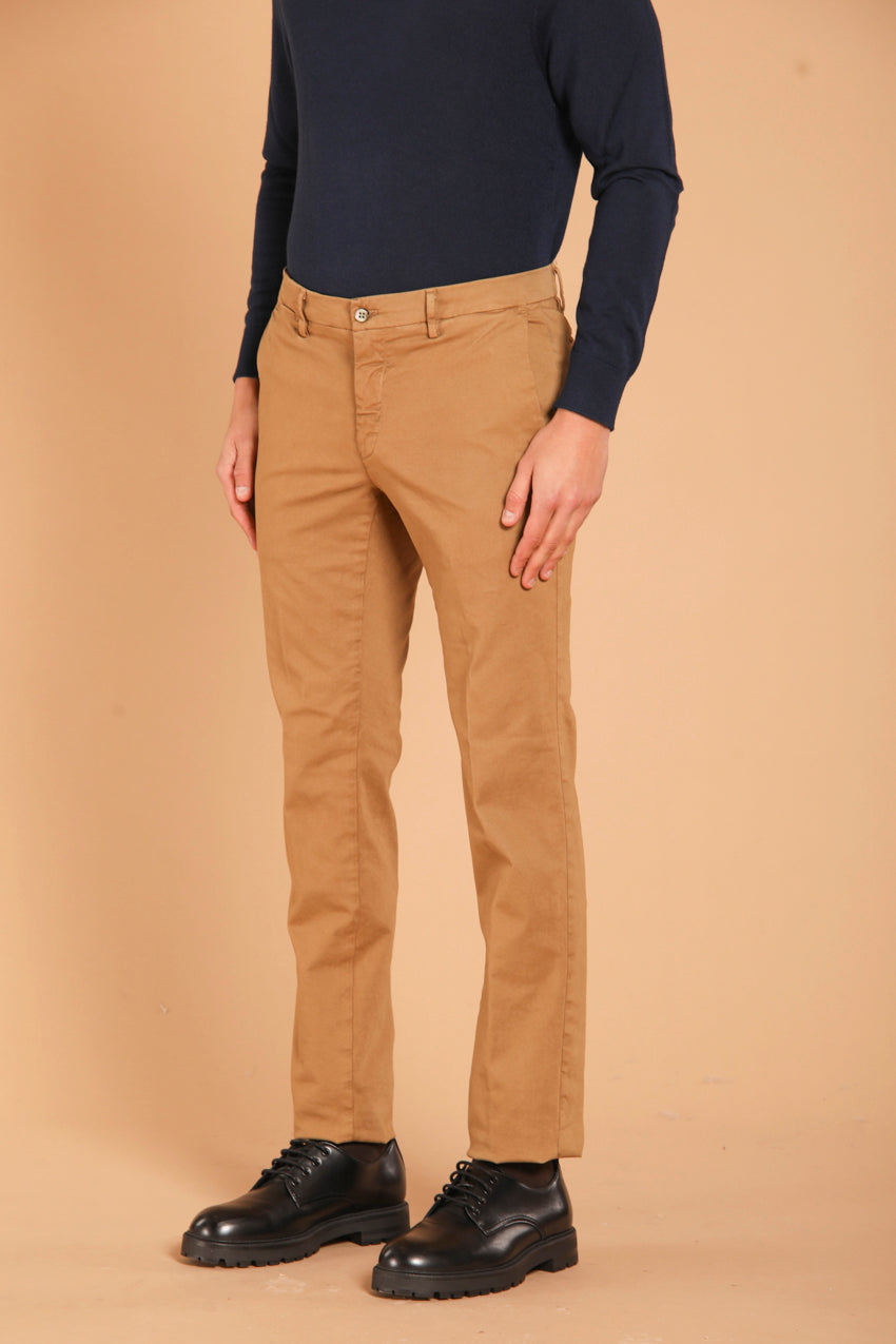 immagine 2 di pantalone chino uomo modello New York di colore biscotto, regular fit di mason's