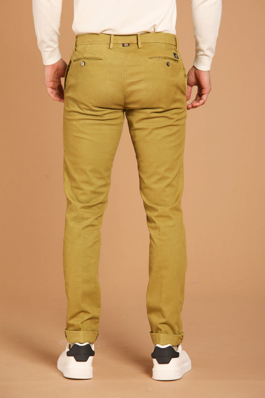 immagine 5 di pantalone chino uomo modello New York , di colore verde acido, fit regular di mason's