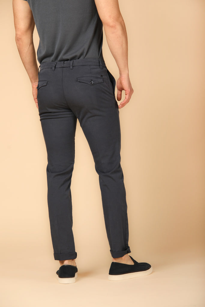Image 4 of men's New York City model chino pants in navy blue, regular fit by Mason's