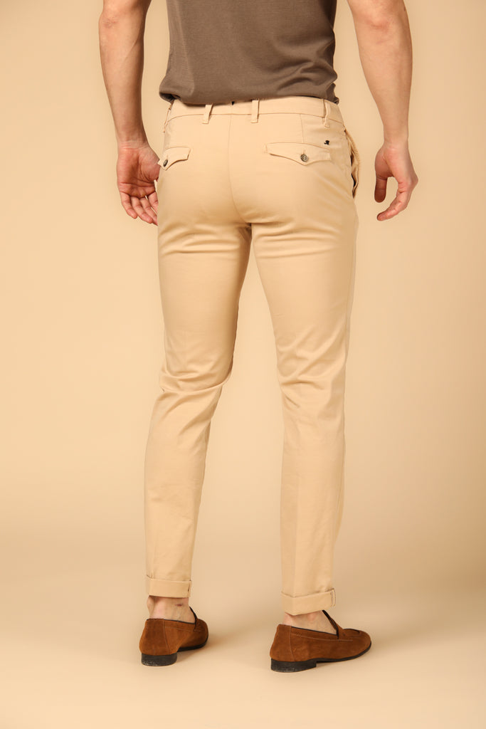 Image 4 of men's New York City model chino pants in dark khaki, regular fit by Mason's