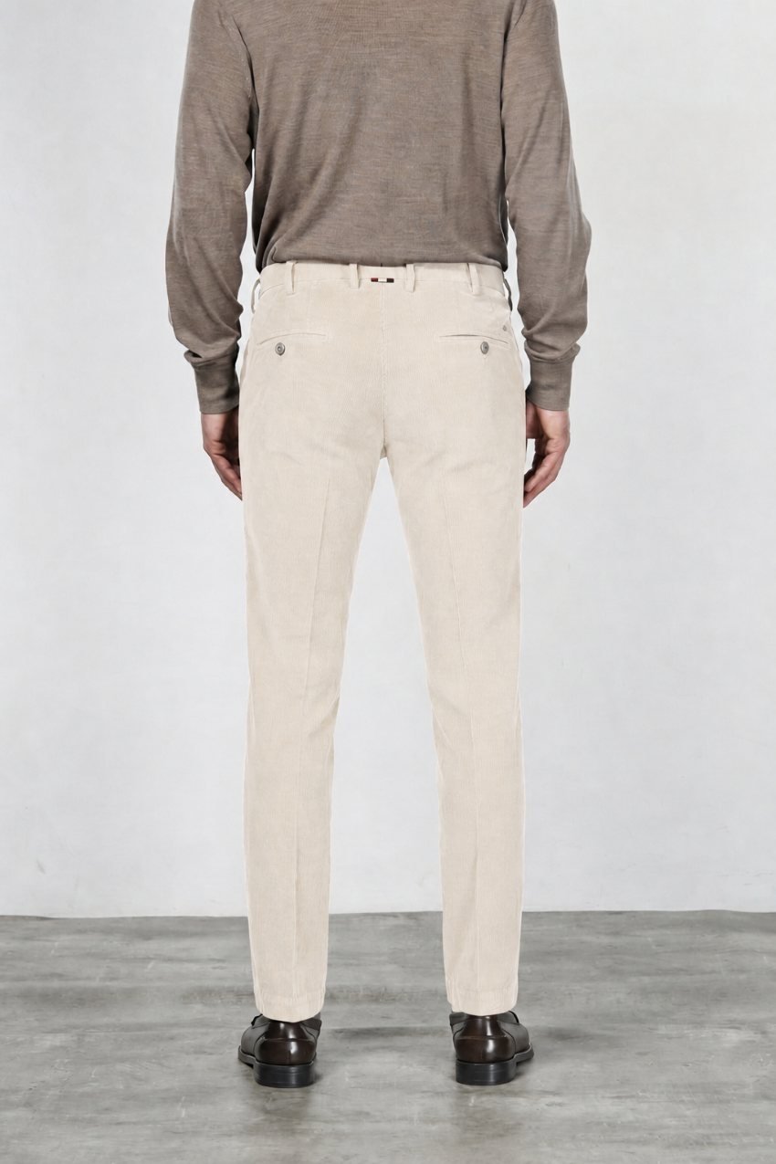New York Chinohose für Herren aus stretchigem 2000-Rippen-Samt mit regular fit ①
