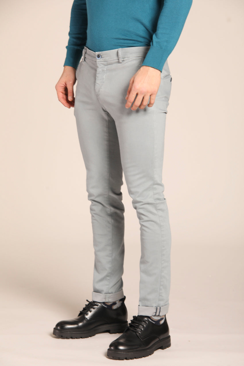 immagine 2 di pantalone chino uomo modello Milano Style, di colore azzurro, fit extra slim di Mason's