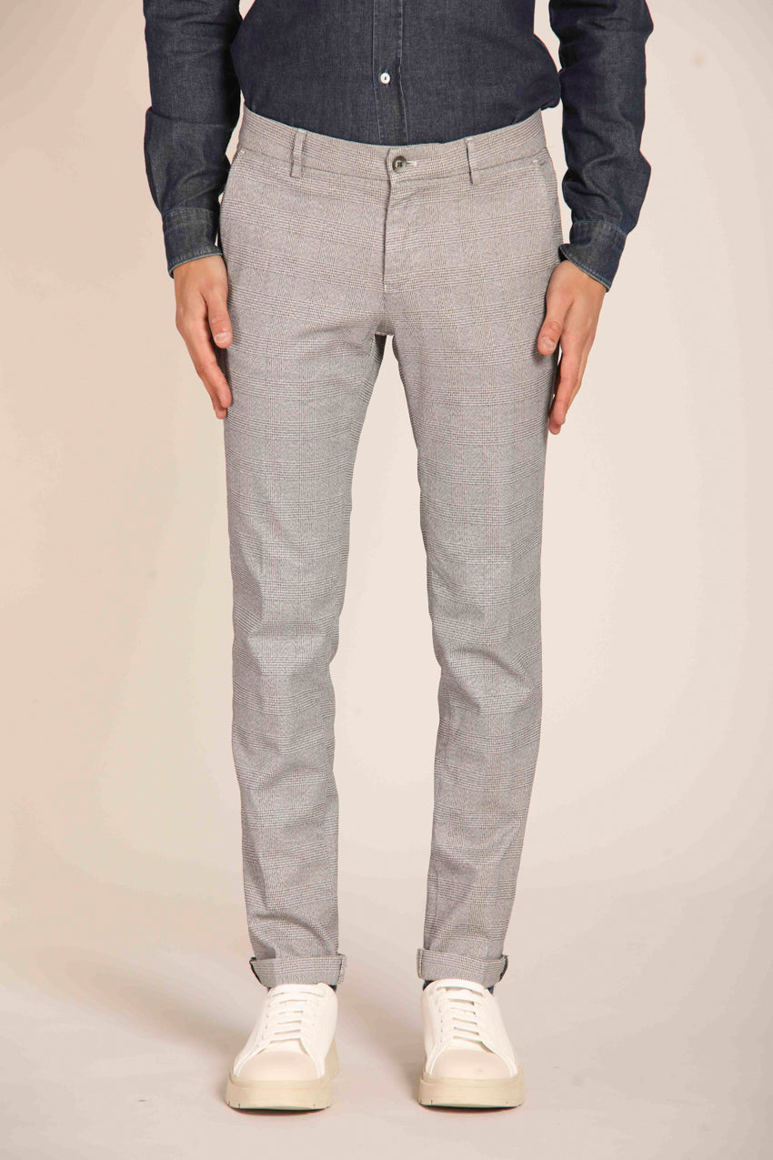 immagine 2 di pantalone chino uomo modello Milano Style con pattern galles sfumato, di colore stucco, fit slim di Mason's