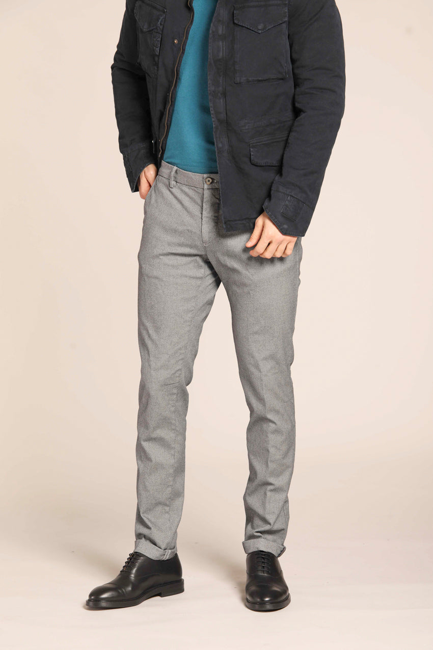 immagine 2 di pantalone chino uomo modello Milano Style con microfantasia, di colore grigio, fit extra slim di Mason's