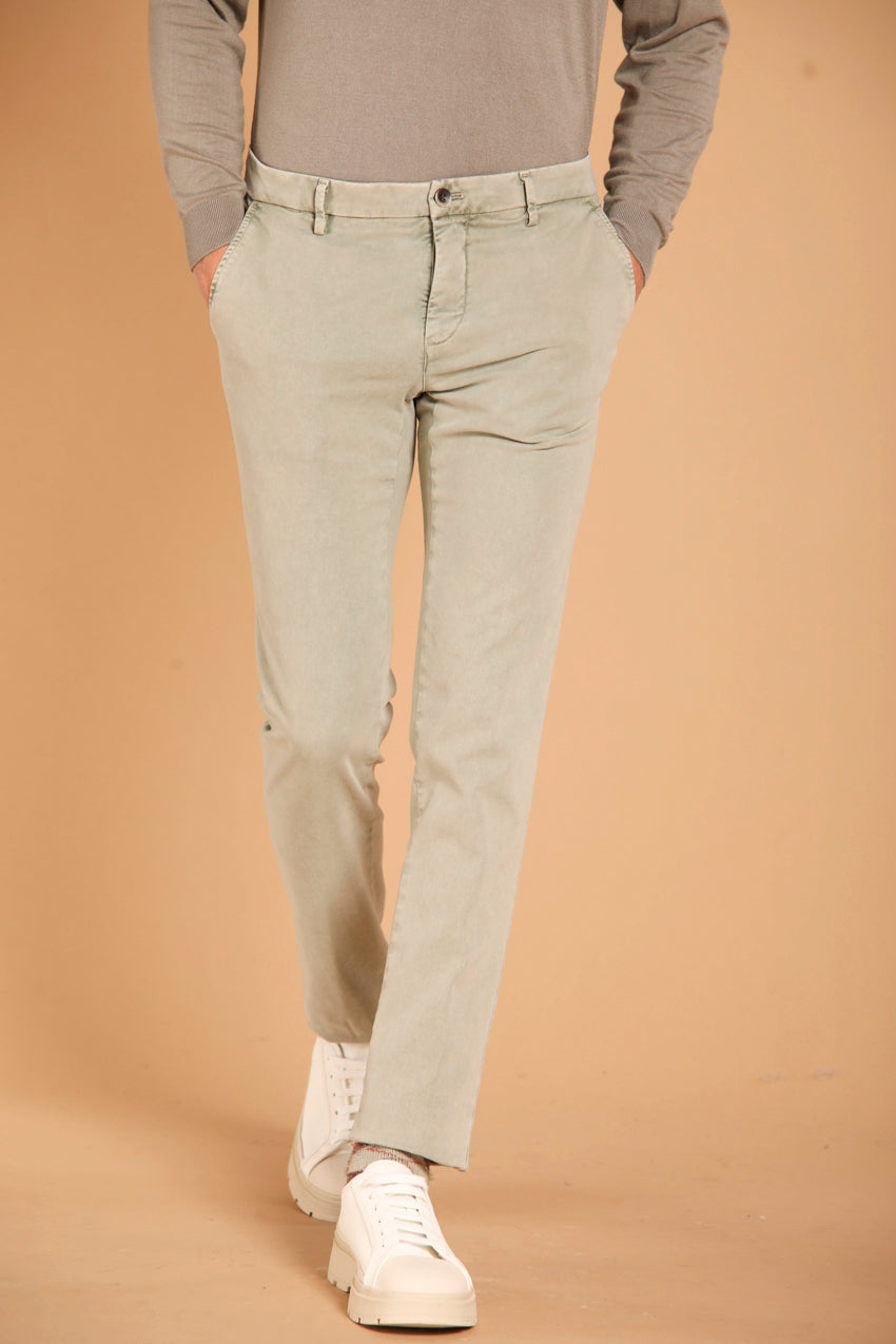 immagine 3 di pantalone chino uomo modello Milano Style Essential, di colore salvia,fit extra slim di Mason's