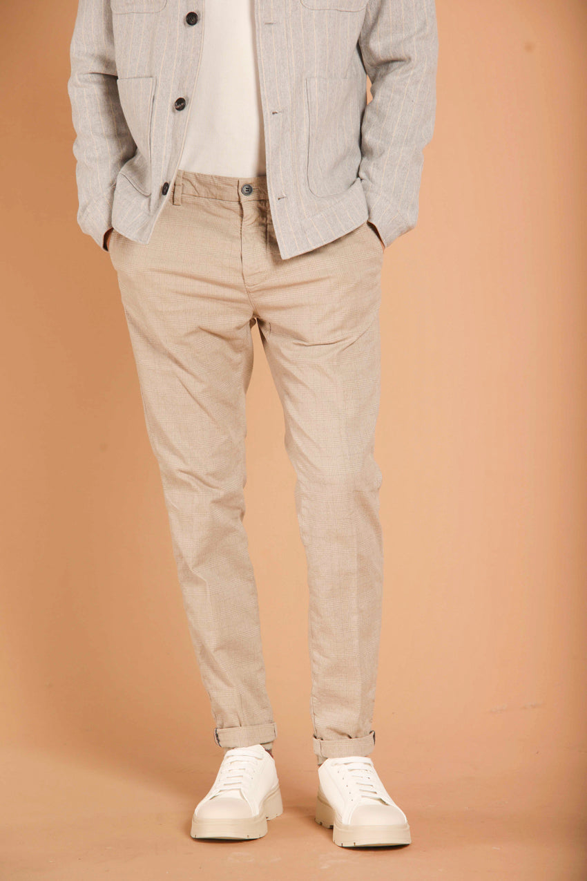 immagine 2 di pantalone chino uomo modello Osaka Style con pattern galles, di colore ghiaccio, fit carrot di Mason's