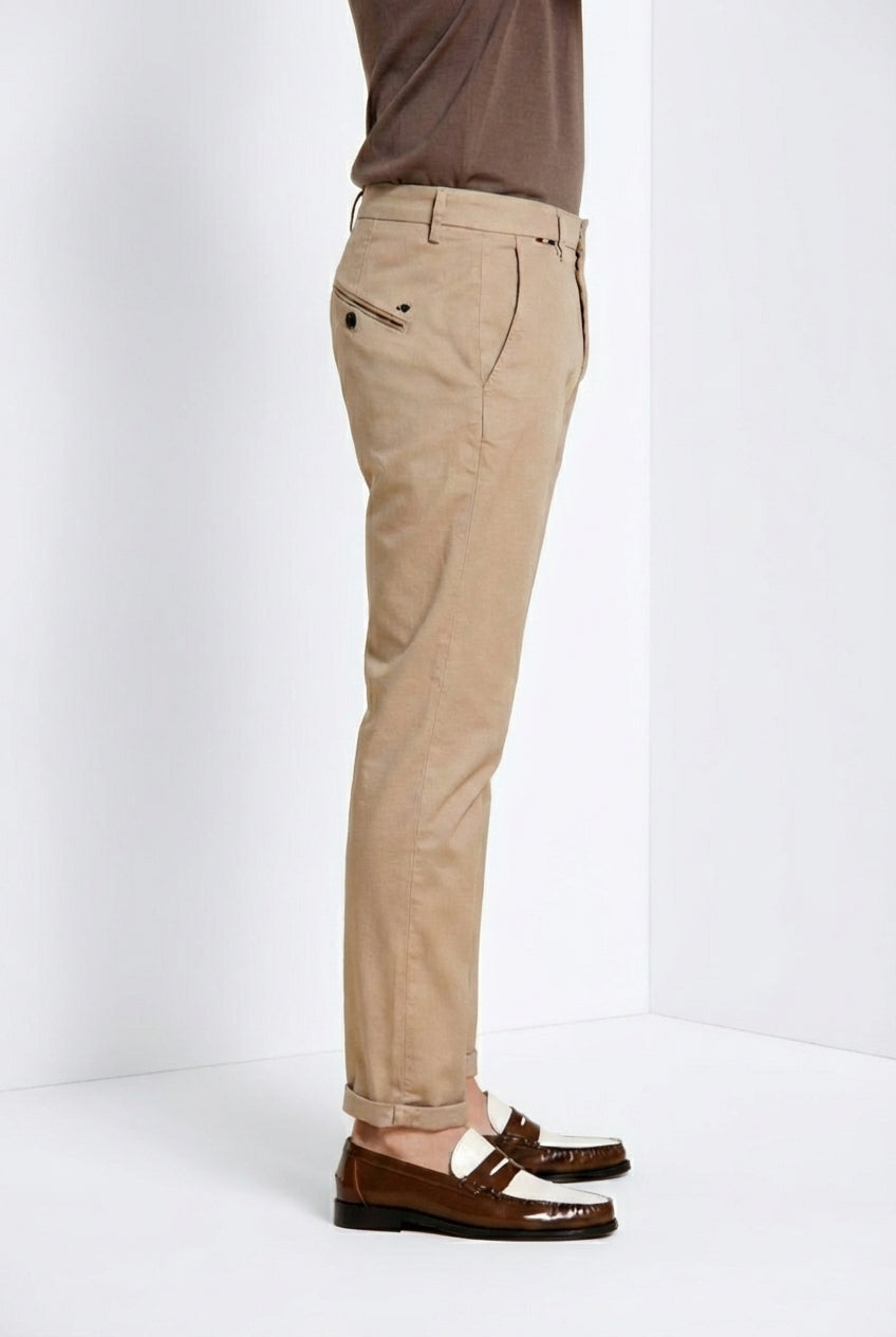 Osaka pantalone chino uomo in tricotina fine di cotone e lyocell carrot fit