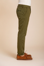Osaka pantalone chino uomo in tricotina fine di cotone e lyocell carrot fit