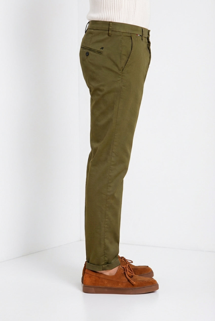 Osaka pantalone chino uomo in tricotina fine di cotone e lyocell carrot fit