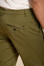 Osaka pantalone chino uomo in tricotina fine di cotone e lyocell carrot fit