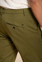 Osaka pantalone chino uomo in tricotina fine di cotone e lyocell carrot fit