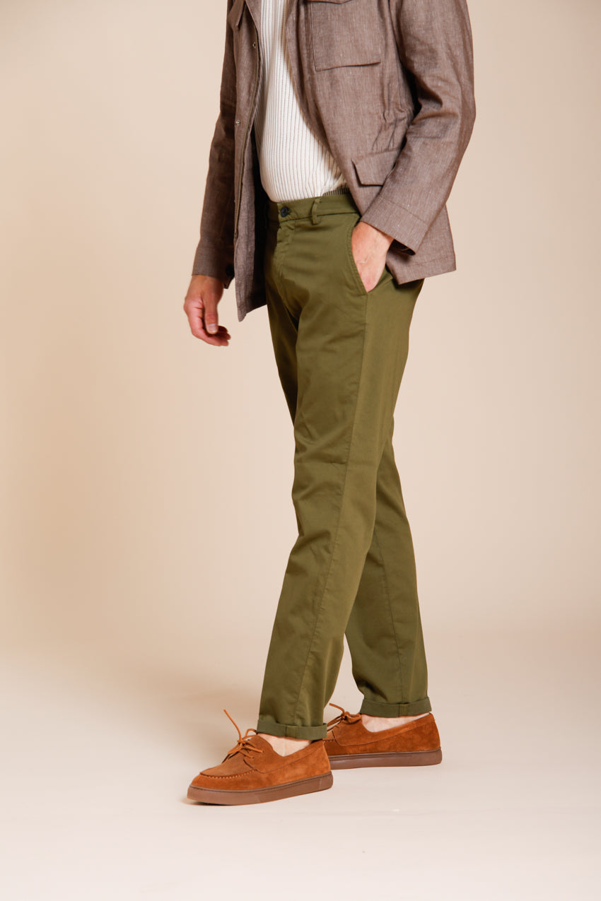 Osaka pantalone chino uomo in tricotina fine di cotone e lyocell carrot fit