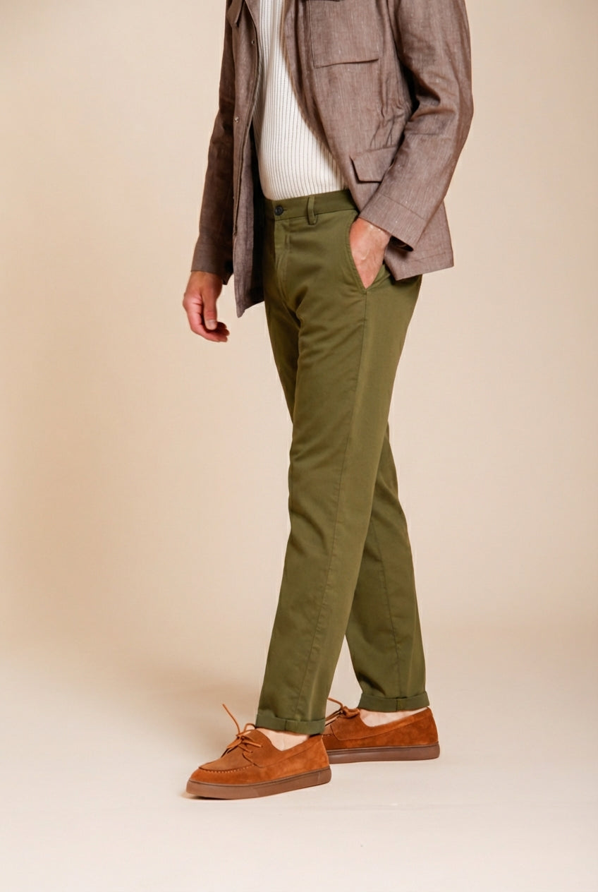 Osaka pantalone chino uomo in tricotina fine di cotone e lyocell carrot fit