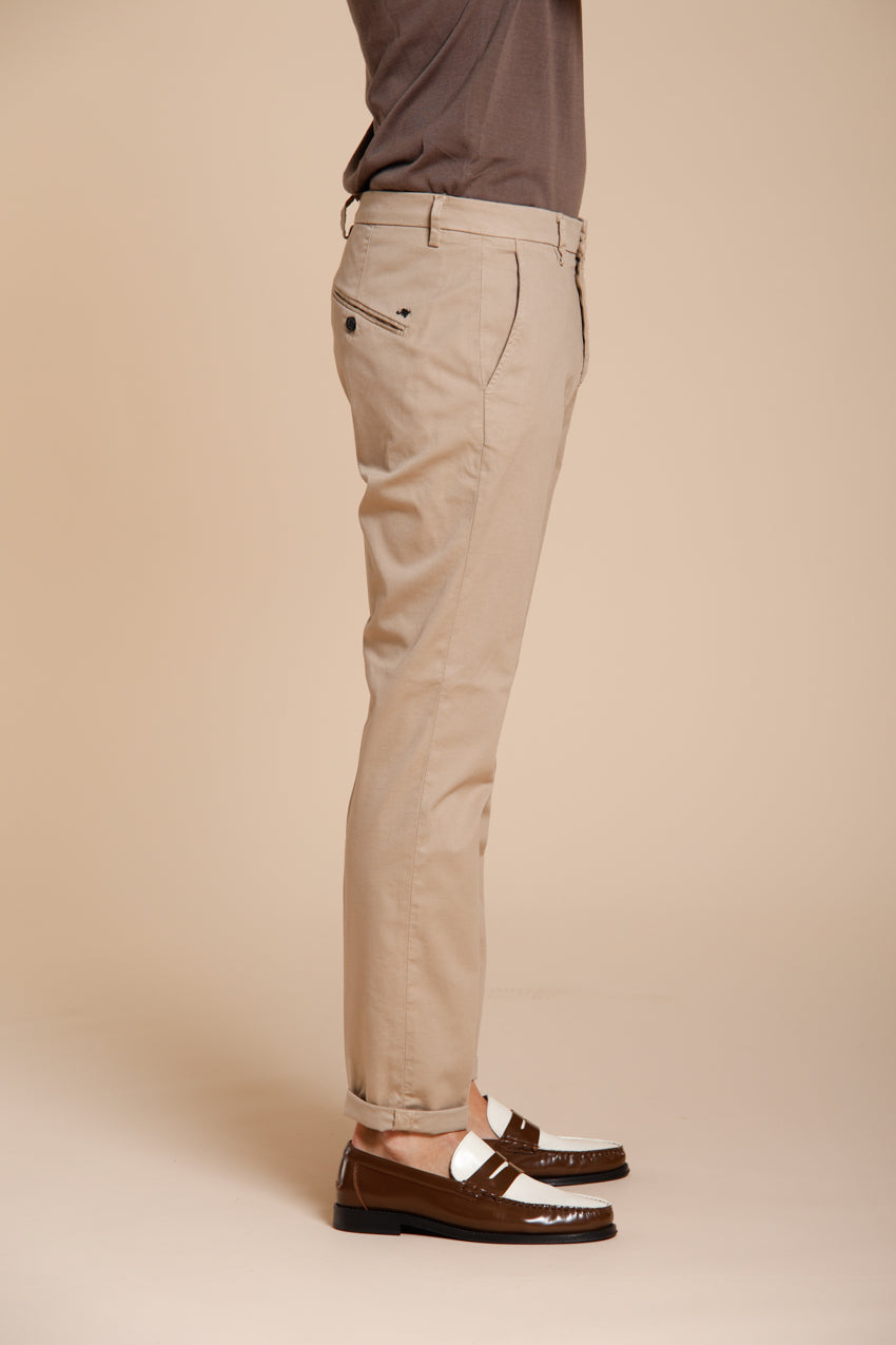 Osaka pantalone chino uomo in tricotina fine di cotone e lyocell carrot fit