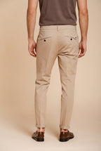 Osaka pantalone chino uomo in tricotina fine di cotone e lyocell carrot fit