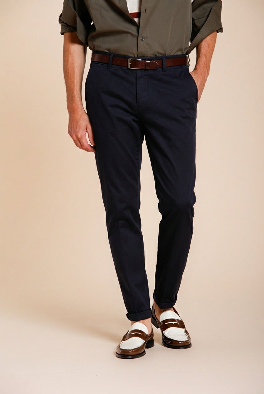 Osaka pantalone chino uomo in tricotina fine di cotone e lyocell carrot fit