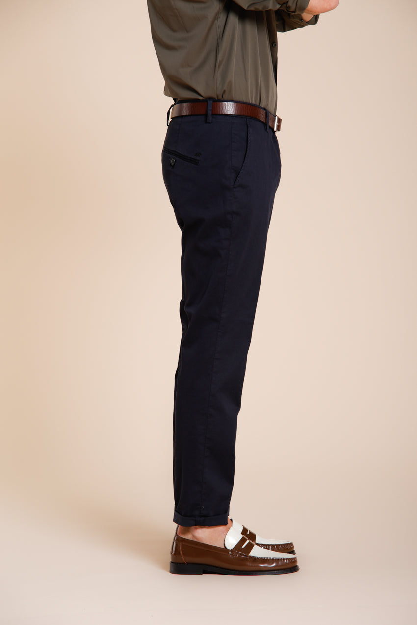 Osaka pantalone chino uomo in tricotina fine di cotone e lyocell carrot fit