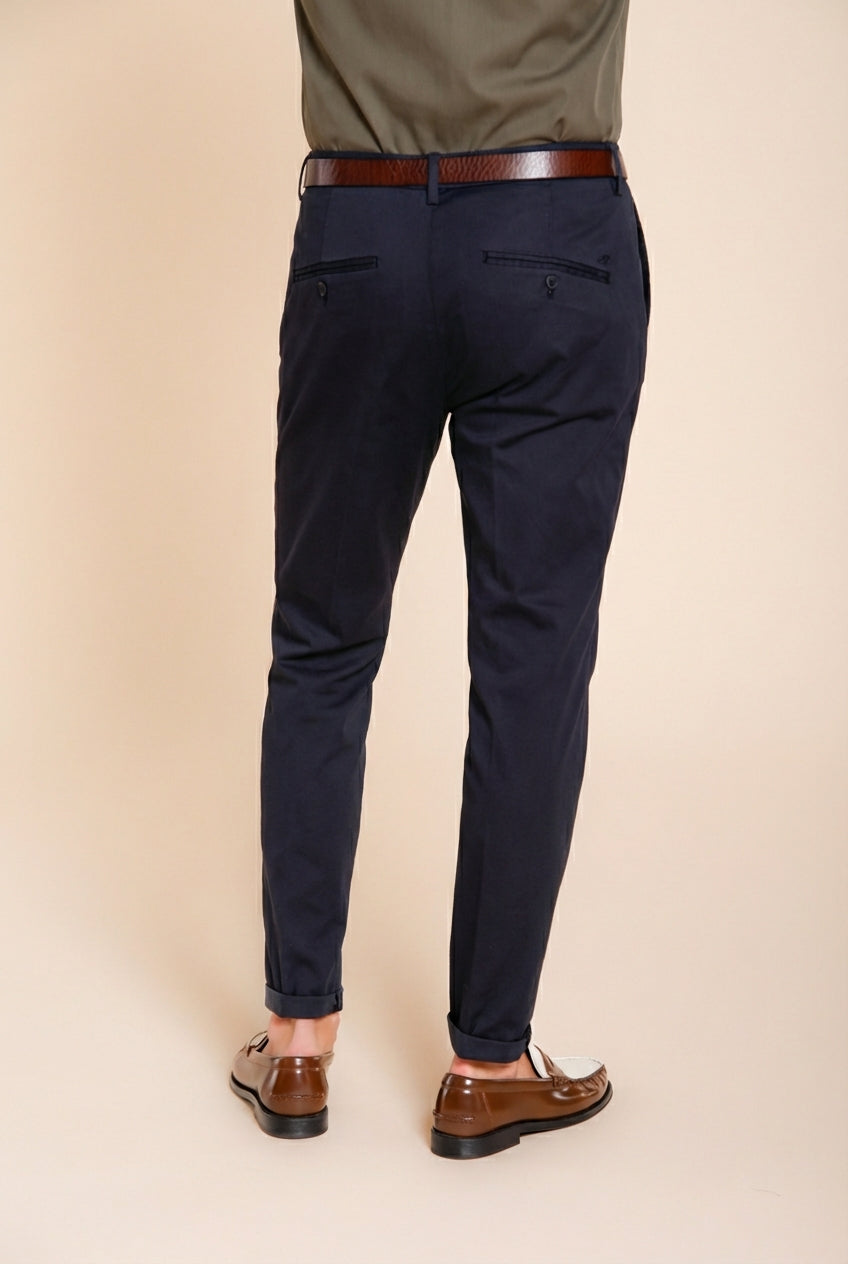 Osaka pantalone chino uomo in tricotina fine di cotone e lyocell carrot fit