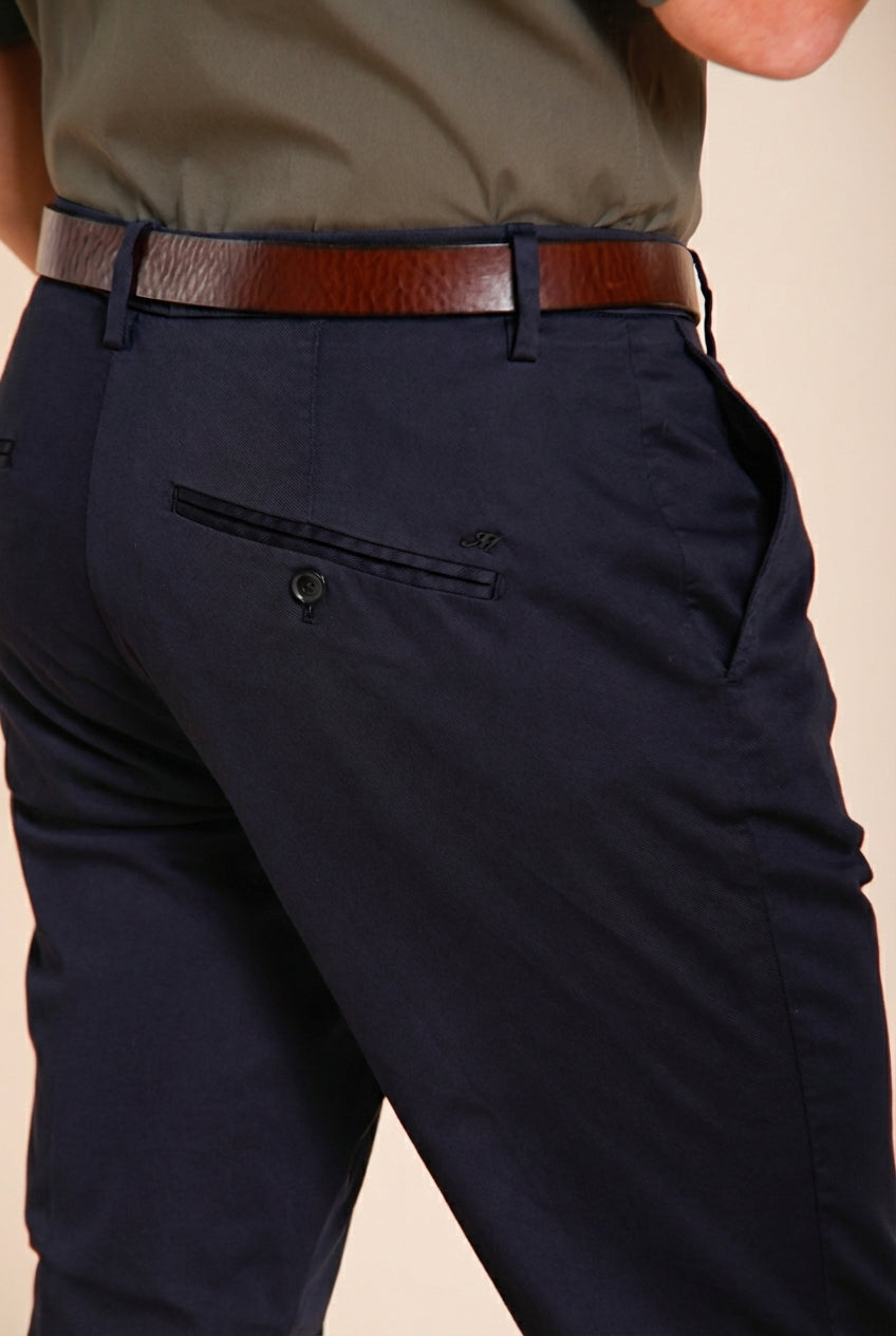 Osaka pantalone chino uomo in tricotina fine di cotone e lyocell carrot fit