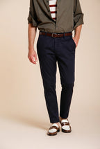 Osaka pantalone chino uomo in tricotina fine di cotone e lyocell carrot fit