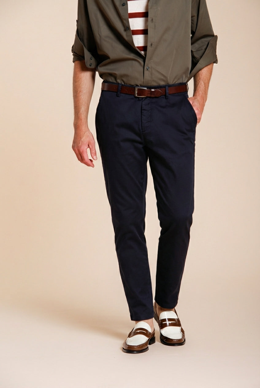 Osaka pantalone chino uomo in tricotina fine di cotone e lyocell carrot fit