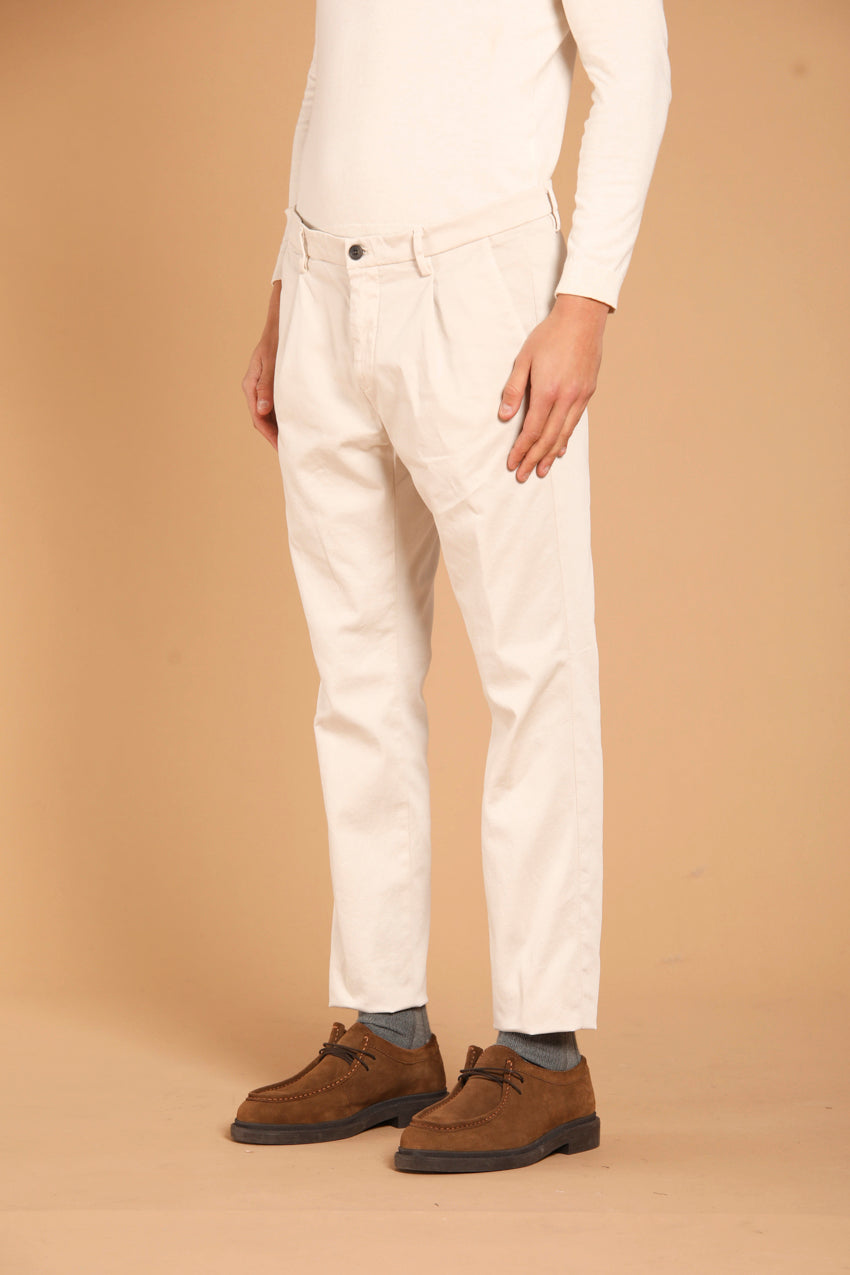 immagine 2 di pantalone chino uomo modello Osaka 1Pinces, di colore stucco, fit carrot di Mason's