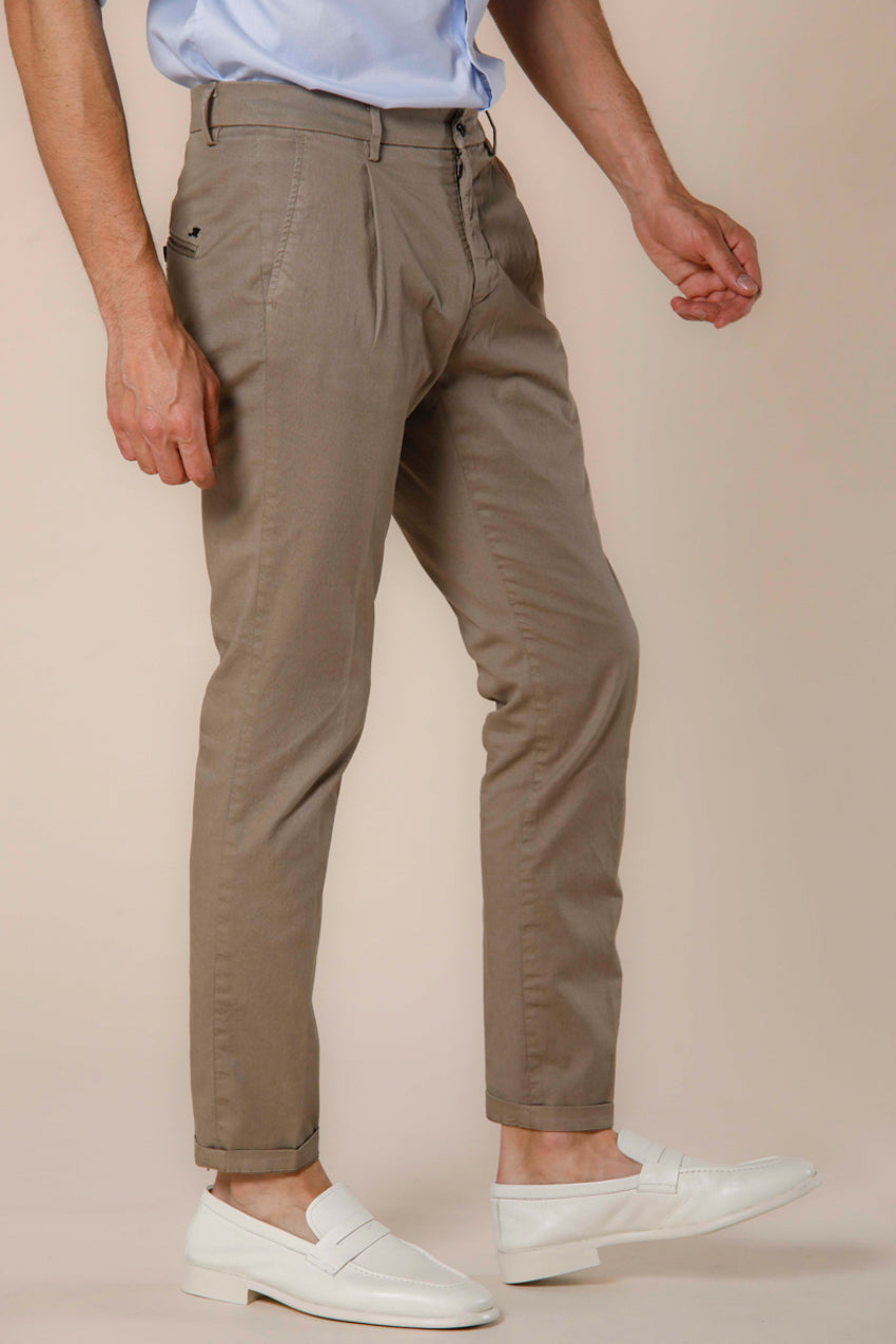 Image 4 du pantalon chino homme en coton et tencel stucco modéle Osaka 1 Pinces par Mason's