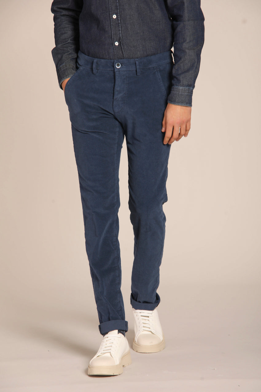 immagine 2 di pantalone chino uomo, modello Torino Style, in velluto 1500 righe, di colore blu navy fit slim di mason's
