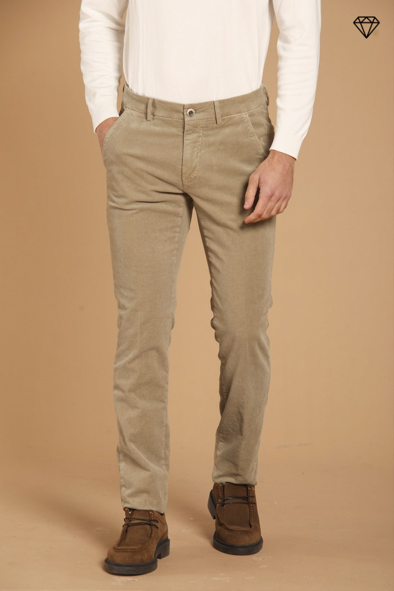 Torino Herren Chino Hose aus Samt 1500 gestreifte Slim Fit  ①.