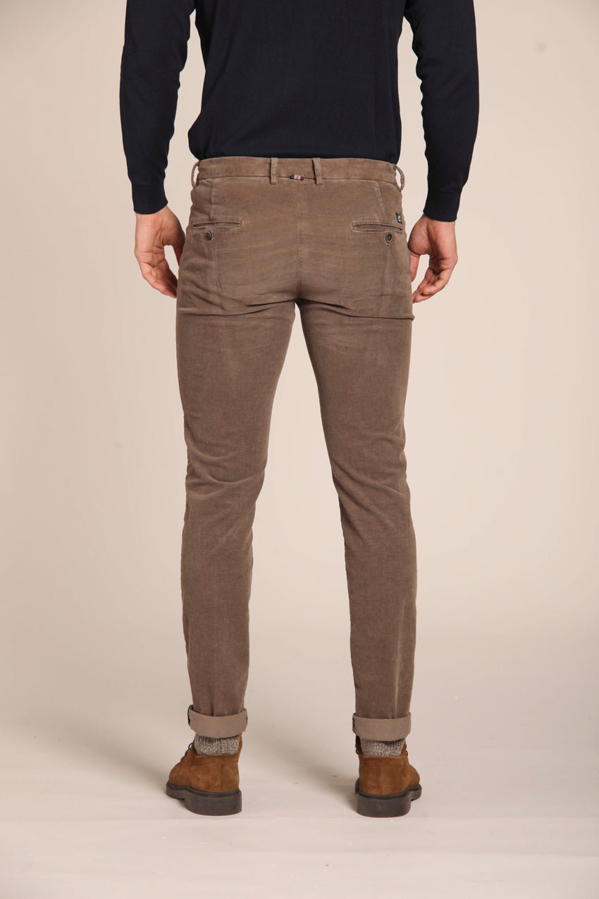 immagine 6 di pantalone chino uomo modello Torino Style, in velluto 1500 righe, colore cacao, fit slim di mason's