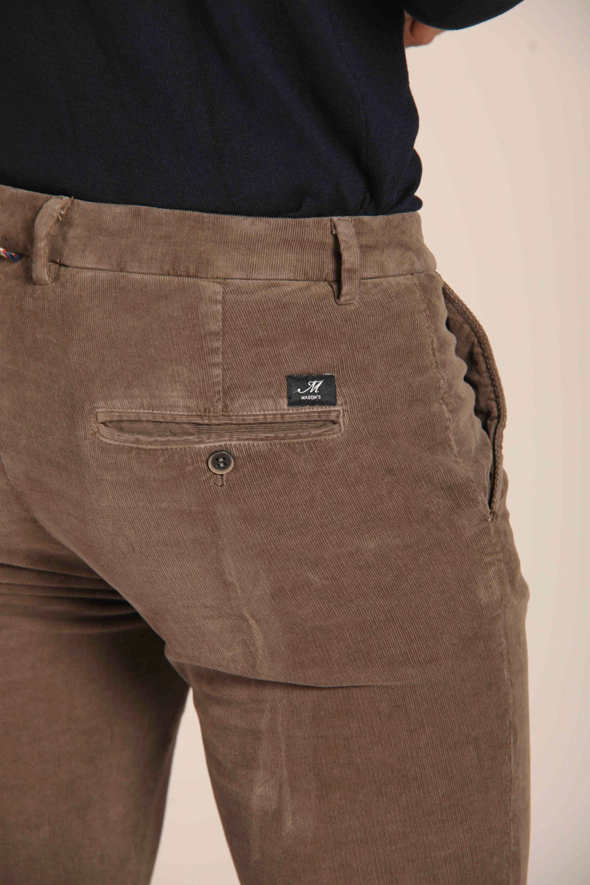 immagine 3 di pantalone chino uomo modello Torino Style, in velluto 1500 righe, colore cacao, fit slim di mason's