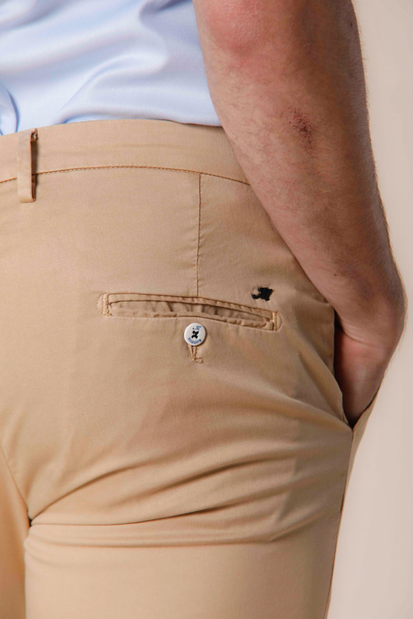 Image 2 de pantalon chino homme en sergé de coton et tencel kaki foncé Torino Summer Color model par Mason's