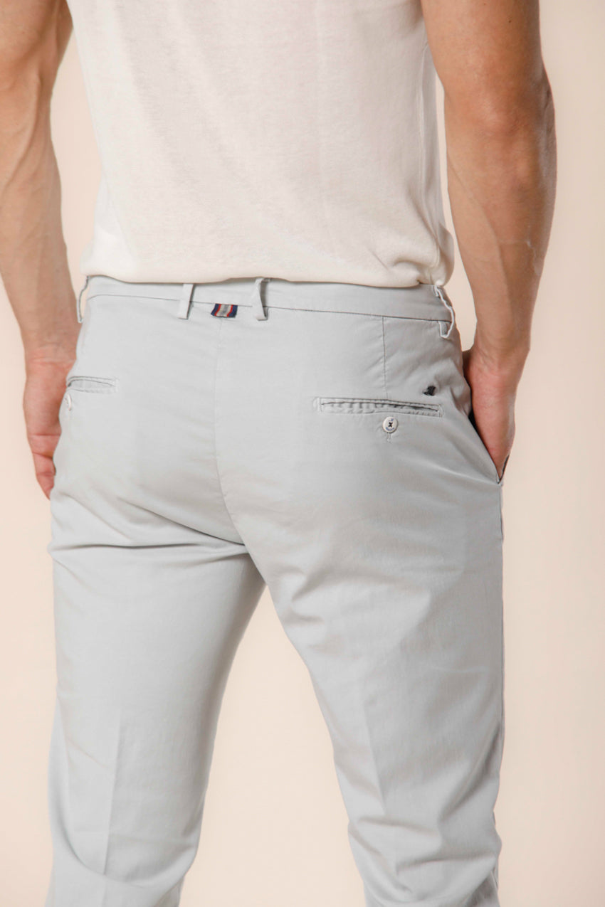 Image 2 de pantalon chino homme en sergé de coton et tencel célestine Torino Summer Color model by Mason's
