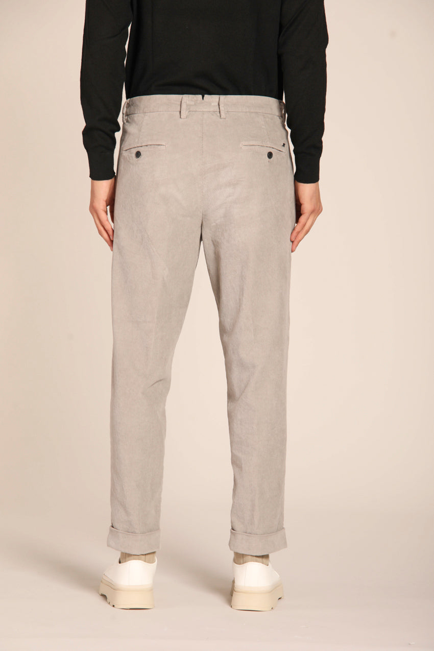 immagine 6 di pantalone chino uomo, modello Boston 1 Pinces, di colore grigio, in velluto, fit relaxed di Mason's