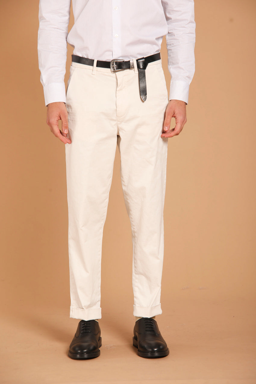 immagine 1 di pantalone chino uomo, modello Chinos 22, di colore bianco, fit relaxed di Mason's