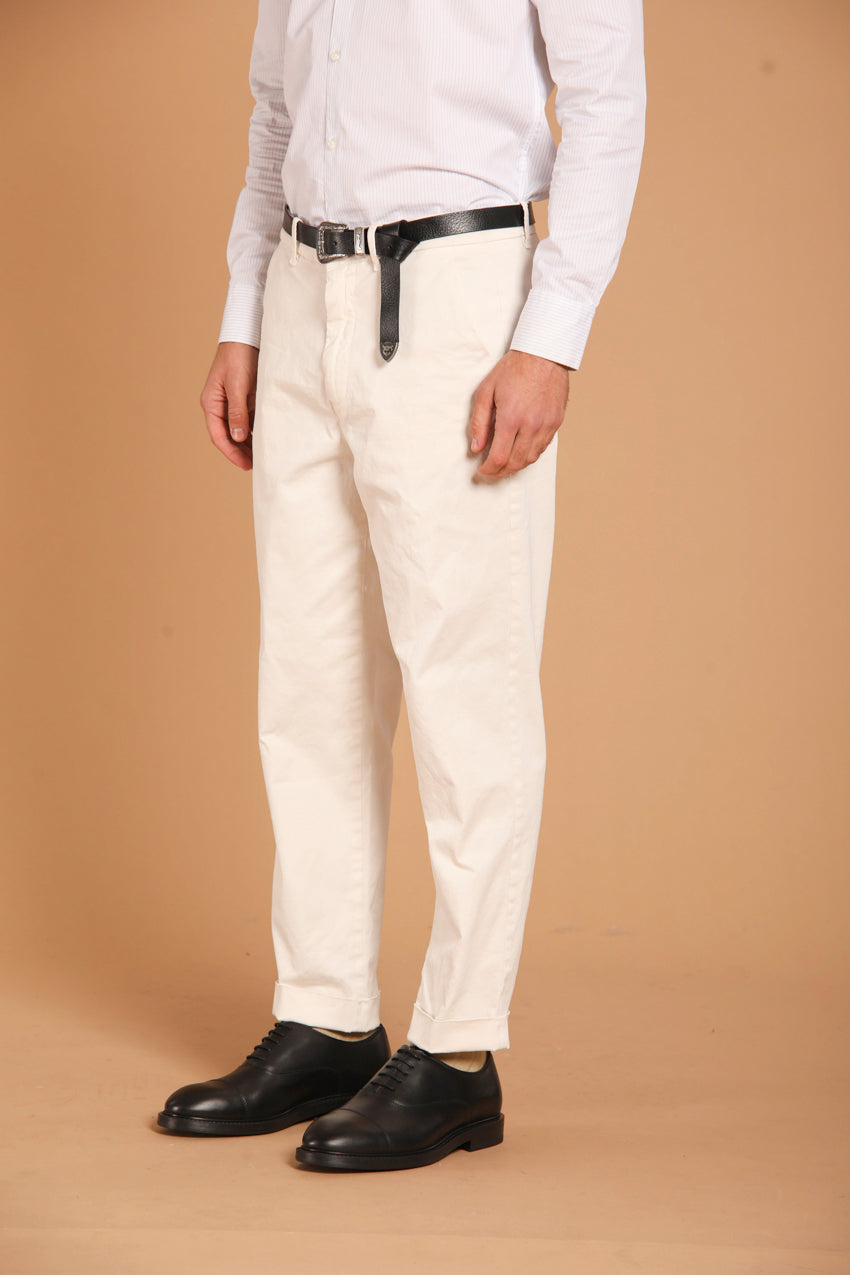 immagine 3 di pantalone chino uomo, modello Chinos 22, di colore bianco, fit relaxed di Mason's