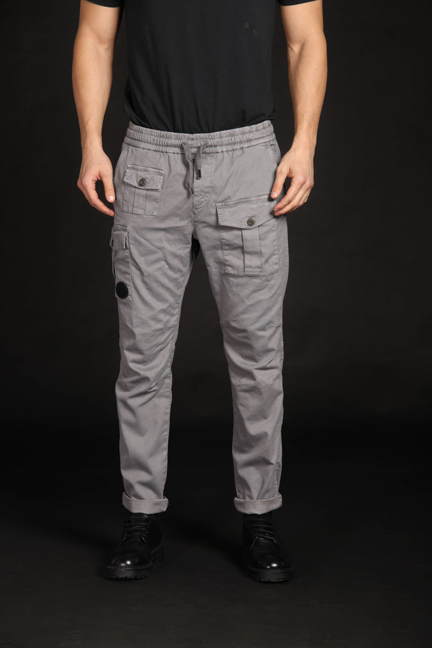 immagine 1 di pantalone cargo uomo modello George Sack, di colore grigio, fit carrot di Mason's
