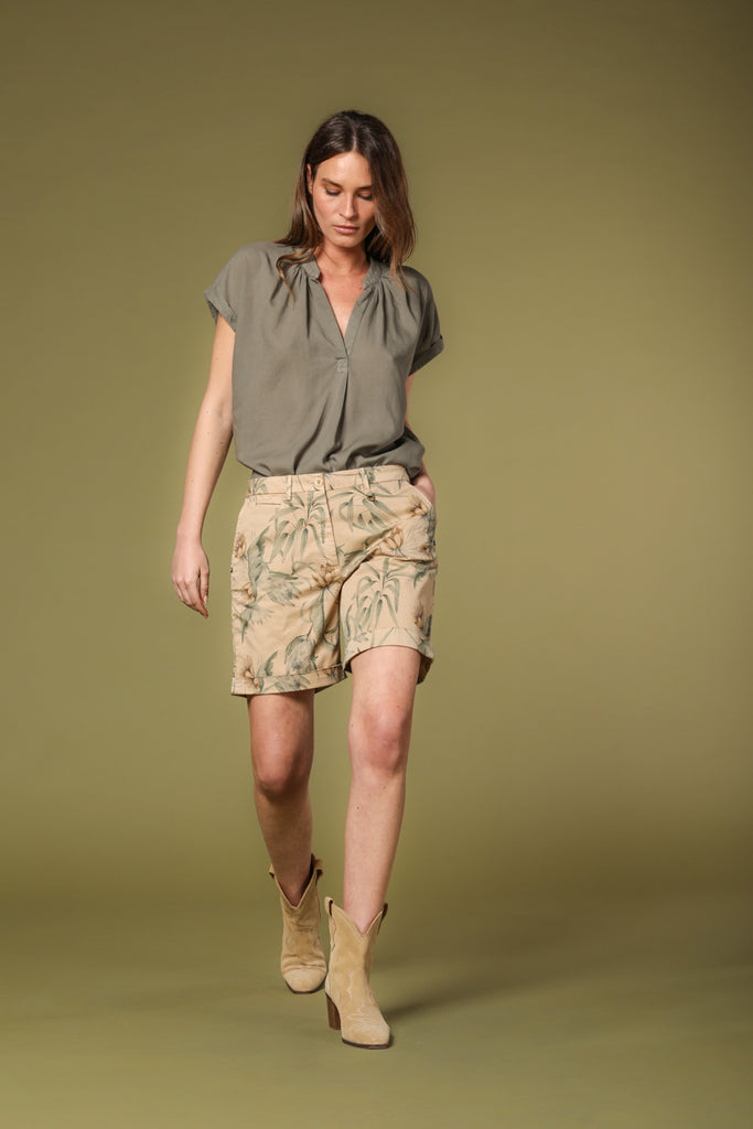 Image 2 of women's chino Bermuda shorts, Jaqueline Curvie model, in dark khaki with floral pattern, curvy fit by Mason's.