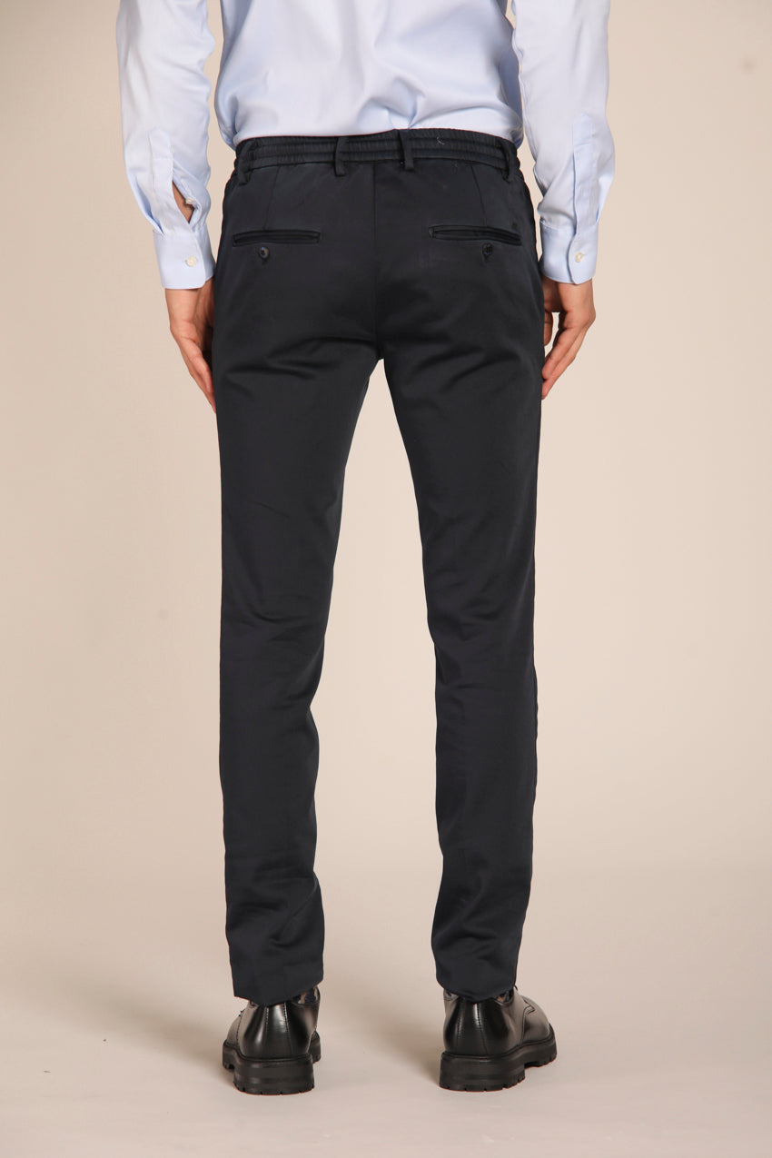 immagine 4 di pantalone chino uomo, modello Milano Jogger, di colore blu navy, fit extra slim di mason's